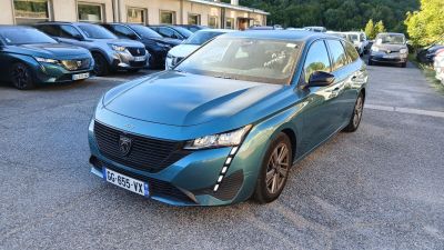une voiture bleue garée dans un parking