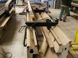 un homme qui travaille sur un morceau de bois