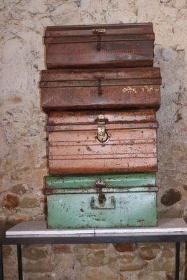 de nombreuses valises empilées les unes sur les autres sur une table