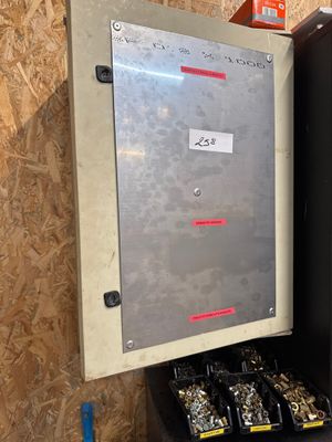 une armoire métallique contenant tout un tas de vis
