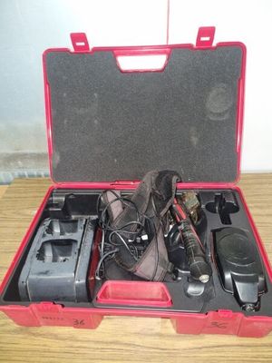 une valise rouge qui contient tout un tas d'objets