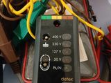 une télécommande posée au sommet d'un tas de fils