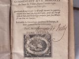 un vieux livre écrit posé sur une table