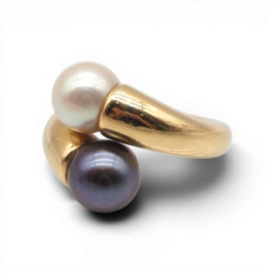 bague en perle et or sur fond blanc