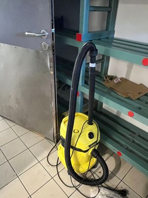 un aspirateur posé sur le sol d'une pièce