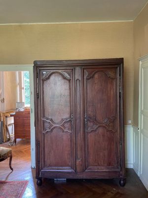 une grande armoire en bois au milieu d'une pièce