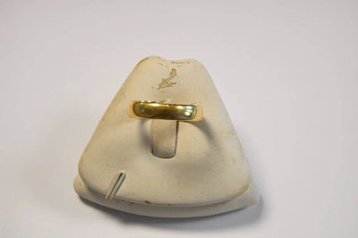 une bague en or posée sur une assiette blanche