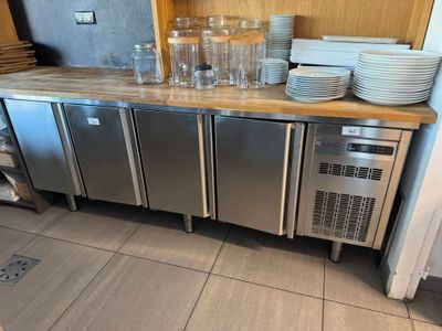 un comptoir sur lequel sont posées plusieurs assiettes et verres