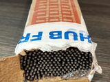 une boîte d'allumettes posée sur une table à côté d'une autre boîte d'allumettes