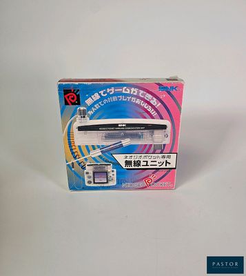 une boîte contenant une télécommande, posée sur une surface blanche