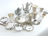 beaucoup d'objets en argent posés sur une table