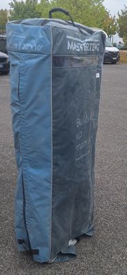 un grand sac bleu posé au milieu d'un parking