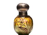 une image représentant une bouteille en verre ornée d'un motif floral