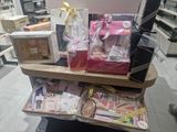 un caddie rempli d'articles dans un magasin