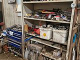 un garage avec de nombreux outils sur les étagères