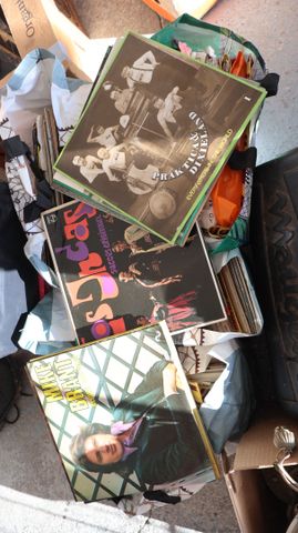 Important lot comprenant : Lot de Vinyles 33 et 45 Tours, lot de ...