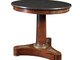 une image représentant une table ronde avec un plateau en marbre noir