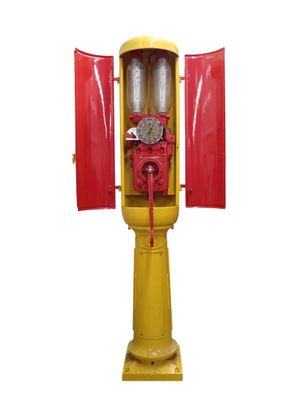 une borne d'incendie jaune et rouge avec une porte rouge