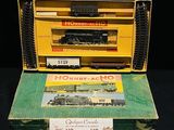 une boîte contenant un train sur une table
