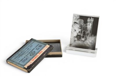 une petite boîte avec une image dessus et une autre petite boîte avec une image dessus