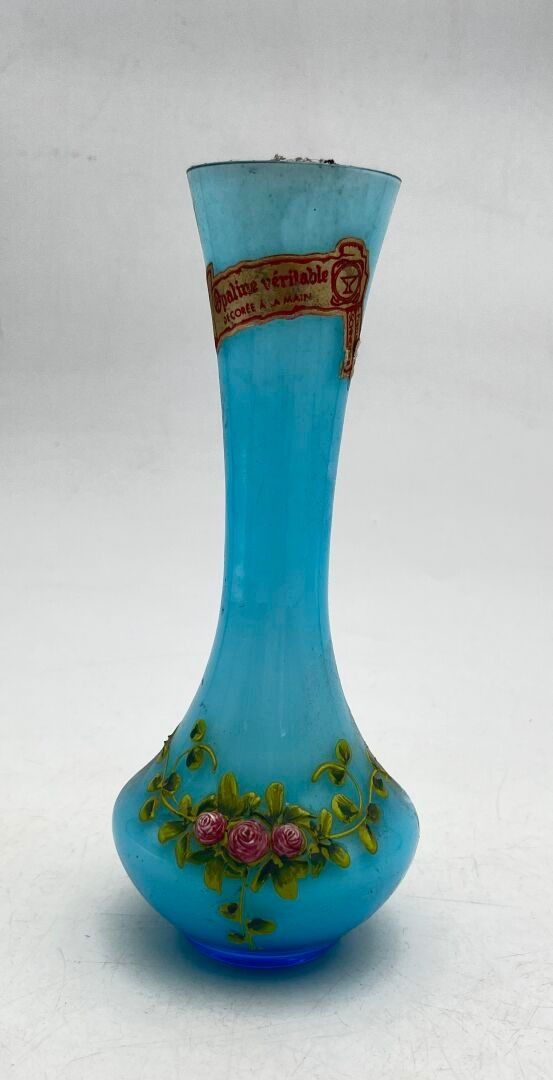 Un vase soliflore en opaline bleu ciel à décor de roses. H 19,5 cm.