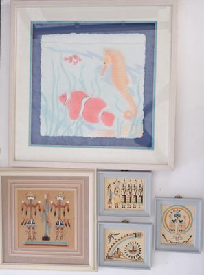 Lot de quatre tableaux sur sable et un tableau estampé figur…