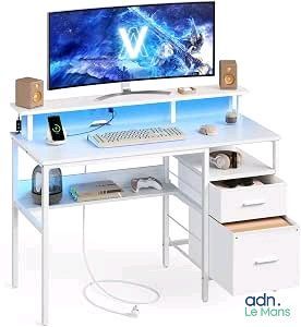 une photo d'un bureau d'ordinateur avec un écran et un clavier