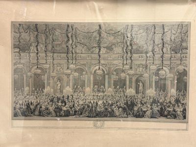 une vieille photo montrant un grand groupe de personnes dans un bâtiment