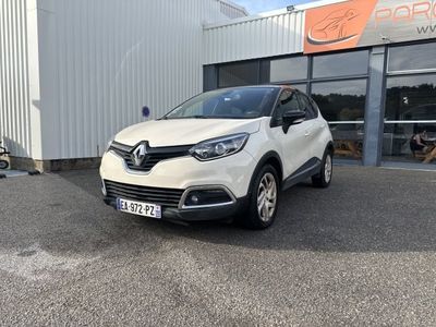 l'avant d'une voiture blanche garée devant un immeuble