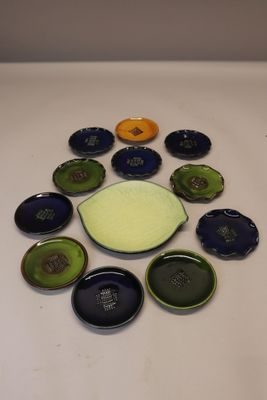 tout un tas de petites assiettes posées sur la table