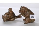deux figurines d'ours assis l'un à côté de l'autre