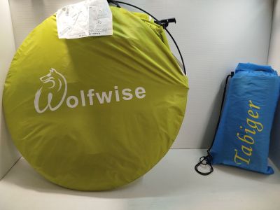 un sac jaune et bleu posé sur une étagère blanche, à côté d'un autre sac jaune et bleu