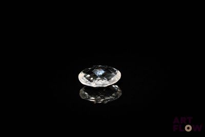 gros plan d'un diamant sur une surface noire