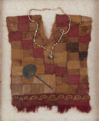une image représentant une photo d'un morceau de tissu orné d'un collier et d'une fleur