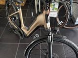de nombreux vélos garés dans une pièce