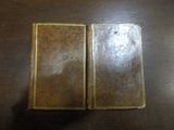 deux vieux livres posés sur une table en bois