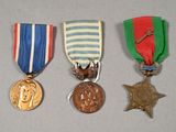 trois médailles et une médaille posée sur une table