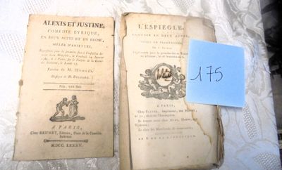 deux vieux livres posés sur une table, avec une étiquette de prix