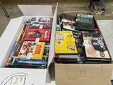 une boîte remplie de DVD posée sur une table