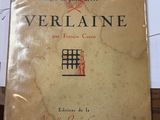 un livre posé sur une table