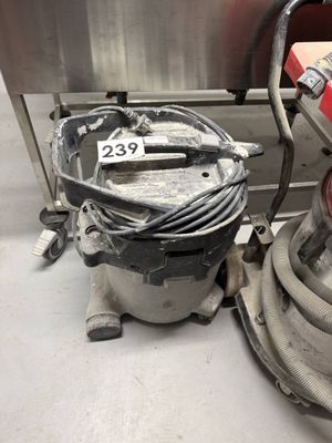 une machine posée sur le sol d'une pièce