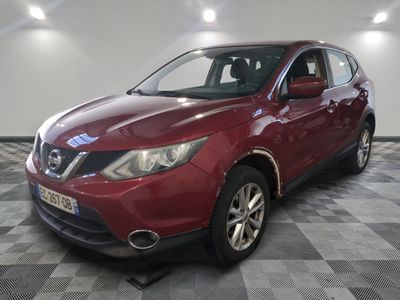 Le SUV Nissan rouge est garé sur un sol carrelé à damier.