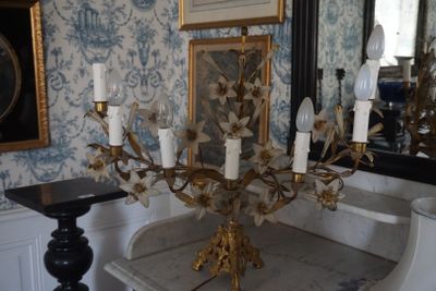 un candélabre en or avec cinq bougies dans une pièce