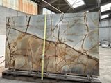 une grande dalle de marbre posée sur une palette dans un entrepôt