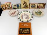 de nombreuses assiettes et photos posées sur la table, ainsi qu'un livre