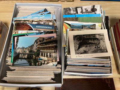 une boîte remplie de cartes postales posée sur une table