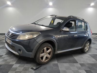 la photo d'une voiture bleue garée dans un garage