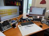 un bureau sur lequel sont posés deux écrans d'ordinateur et un clavier