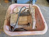 un bac rose contenant un tas de bois