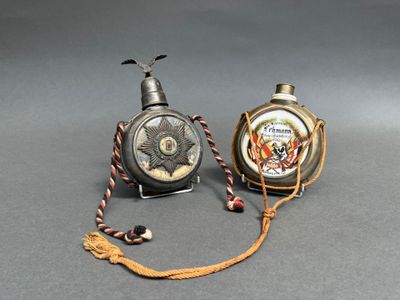 deux flacons de parfum à l'ancienne posés sur une table